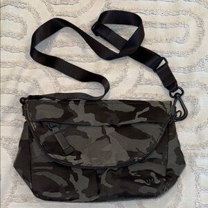 Lululemon all night festival Camouflage Crossbody Bag black/greenish/grey 5L